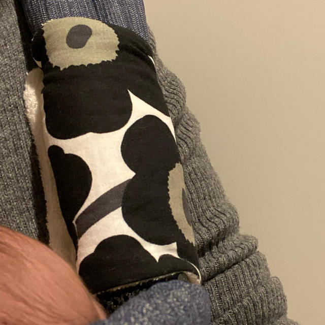 marimekko(マリメッコ)のマリメッコ　抱っこ紐ヨダレカバー　ハンドメイド キッズ/ベビー/マタニティの外出/移動用品(抱っこひも/おんぶひも)の商品写真
