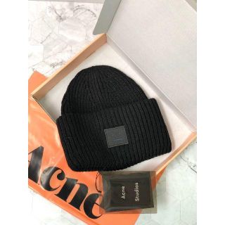 アクネ(ACNE)のAcne  黒い笑顔のニット帽(ニット帽/ビーニー)