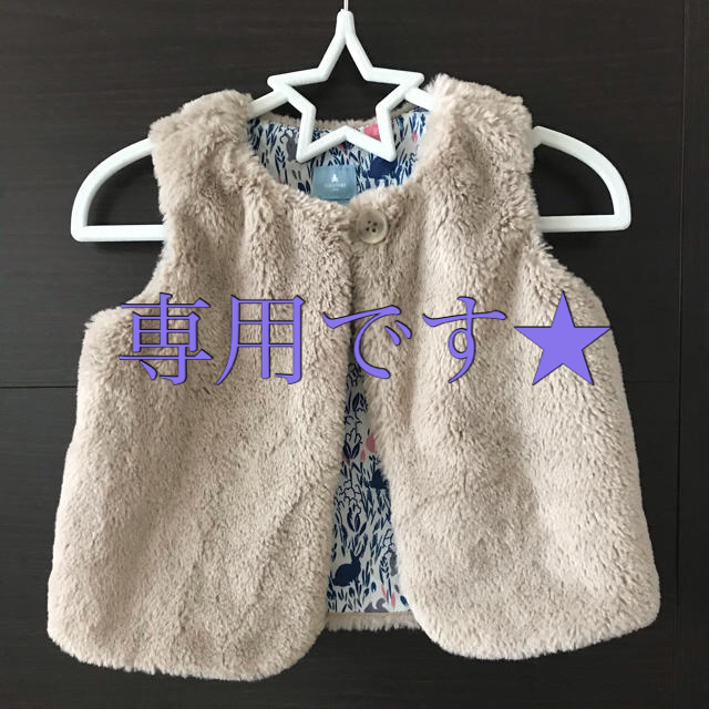 babyGAP(ベビーギャップ)のbaby gap ■ フェイクファーベスト　80 90 キッズ/ベビー/マタニティのベビー服(~85cm)(ジャケット/コート)の商品写真