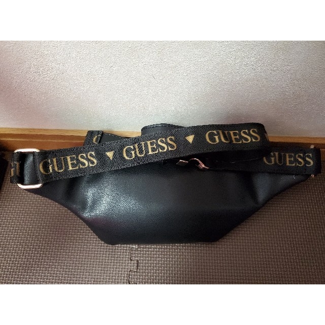 GUESS(ゲス)のGUESS　レア　ボディバッグ レディースのバッグ(ボディバッグ/ウエストポーチ)の商品写真