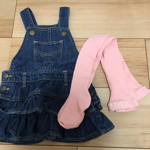 babyGAP(ベビーギャップ)のBaby Gapデニムジャンパースカート サイズ70 タイツ付き キッズ/ベビー/マタニティのベビー服(~85cm)(ワンピース)の商品写真