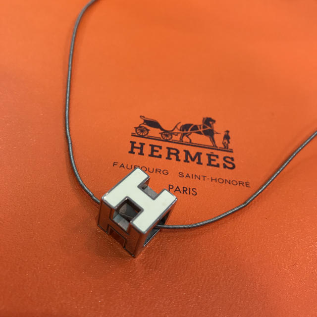 HERMES エルメス カージュドアッシュ Hキューブネックレス 白-