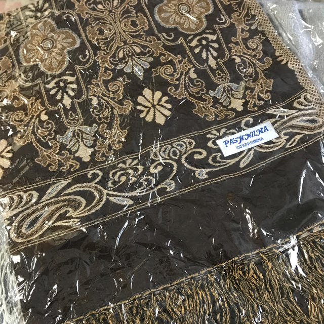 最高級pashmina 100% ストール　新品　最終値下げ レディースのファッション小物(ストール/パシュミナ)の商品写真