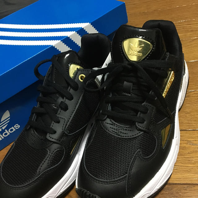 新品adidas