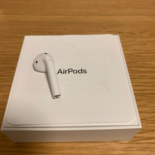 Apple(アップル)の純正品(中古)AirPods イヤホン左耳のみ (第2世代) AirPods2 スマホ/家電/カメラのオーディオ機器(ヘッドフォン/イヤフォン)の商品写真