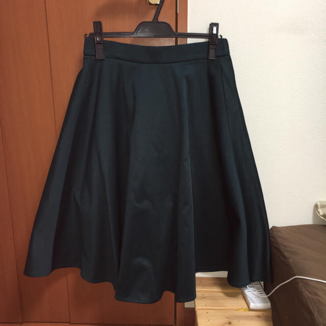 URBAN RESEARCH(アーバンリサーチ)のグリーンフレアスカート レディースのスカート(ひざ丈スカート)の商品写真
