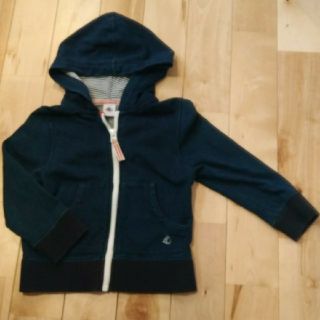 プチバトー(PETIT BATEAU)のプチバトー　パーカー　４歳(ジャケット/上着)