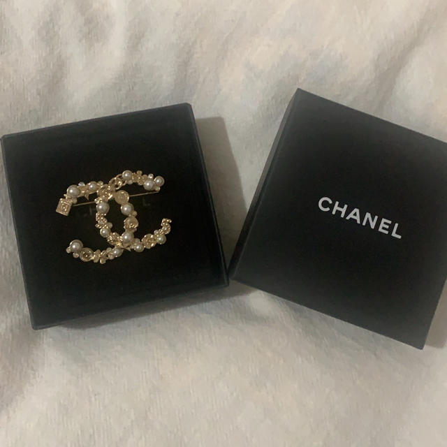 CHANEL(シャネル)の新品本物シャネルブローチ レディースのアクセサリー(ブローチ/コサージュ)の商品写真