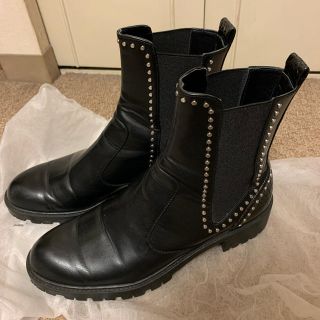 ザラ(ZARA)のZARA スタッズ付き ショートブーツ ブラック(ブーツ)