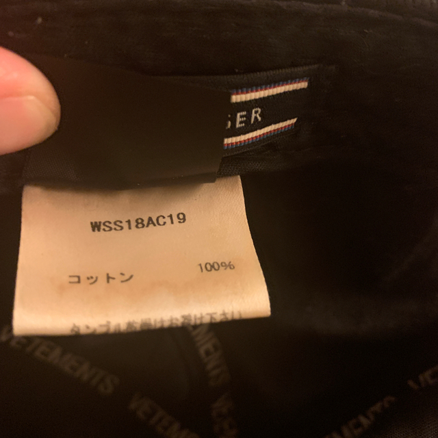 TOMMY HILFIGER(トミーヒルフィガー)のVETEMENTS tommy hilfiger キャップ メンズの帽子(キャップ)の商品写真