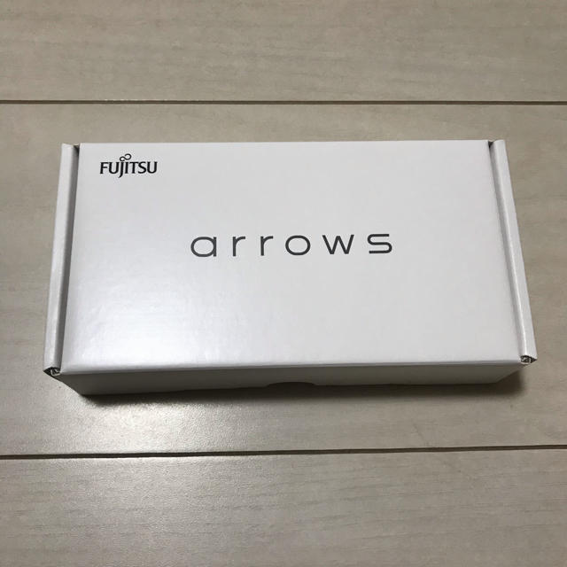 富士通(フジツウ)のarrows RX ゴールド スマホ/家電/カメラのスマートフォン/携帯電話(スマートフォン本体)の商品写真