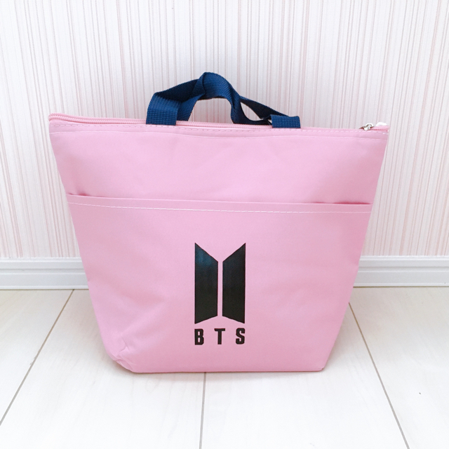 防弾少年団(BTS)(ボウダンショウネンダン)の♡ BTS ロゴプリント 保冷・保温 バッグ ピンク ♡ レディースのバッグ(エコバッグ)の商品写真