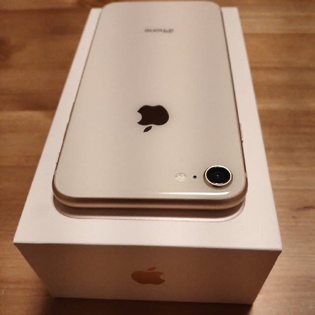iPhone(アイフォーン)の【美品】iPhone 8 Silver 64 GB SIMフリー スマホ/家電/カメラのスマートフォン/携帯電話(スマートフォン本体)の商品写真