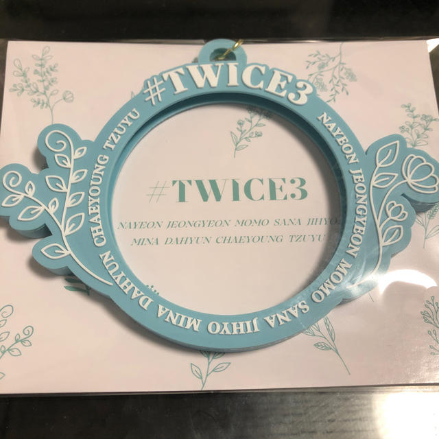 TWICE缶バッチホルダー エンタメ/ホビーのCD(K-POP/アジア)の商品写真