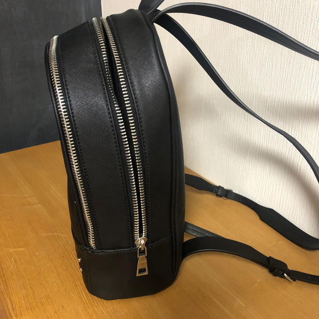 ZARA(ザラ)のZARA黒レザーリュック レディースのバッグ(リュック/バックパック)の商品写真