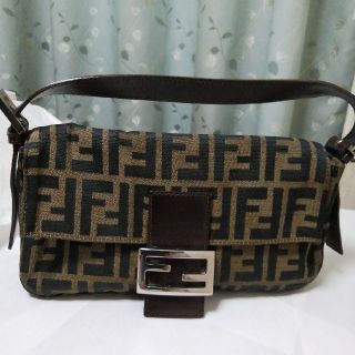 フェンディ(FENDI)のフェンディ　小さめバッグ　26㌢✕13㌢✕4㌢　中古品(ハンドバッグ)