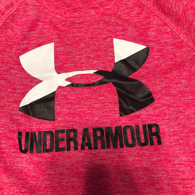 UNDER ARMOUR(アンダーアーマー)のアンダーアーマー　Tシャツ　130 キッズ/ベビー/マタニティのキッズ服女の子用(90cm~)(Tシャツ/カットソー)の商品写真