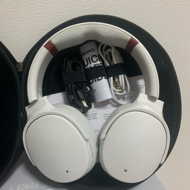 Skullcandy(スカルキャンディ)のヘッドホン　白　スカルキャンディ スマホ/家電/カメラのオーディオ機器(ヘッドフォン/イヤフォン)の商品写真