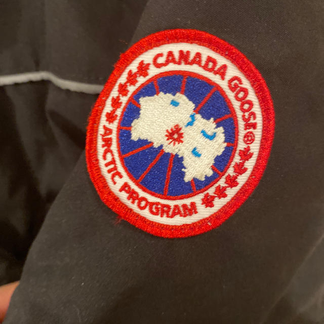 CANADA GOOSE(カナダグース)の値下げしました！カナダグース　ダウン　子供用(4-5) キッズ/ベビー/マタニティのキッズ服女の子用(90cm~)(ジャケット/上着)の商品写真