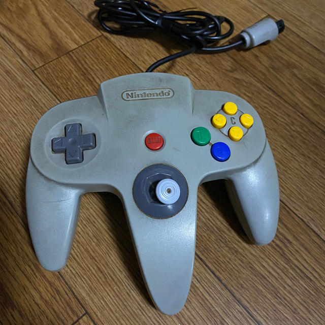 NINTENDO 64(ニンテンドウ64)のニンテンドー64  コントローラー2個セット　 エンタメ/ホビーのゲームソフト/ゲーム機本体(その他)の商品写真