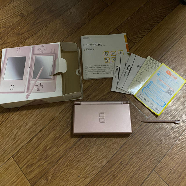 任天堂(ニンテンドウ)のNINTENDO DS ニンテンドーDSライト2個セット＋ソフト4本 エンタメ/ホビーのゲームソフト/ゲーム機本体(携帯用ゲーム機本体)の商品写真