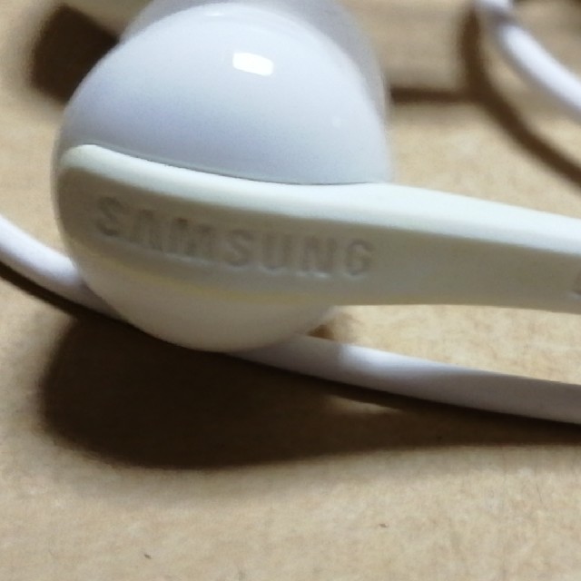 SAMSUNG(サムスン)のSAMSUNG純正イヤホン1個。 スマホ/家電/カメラのオーディオ機器(ヘッドフォン/イヤフォン)の商品写真