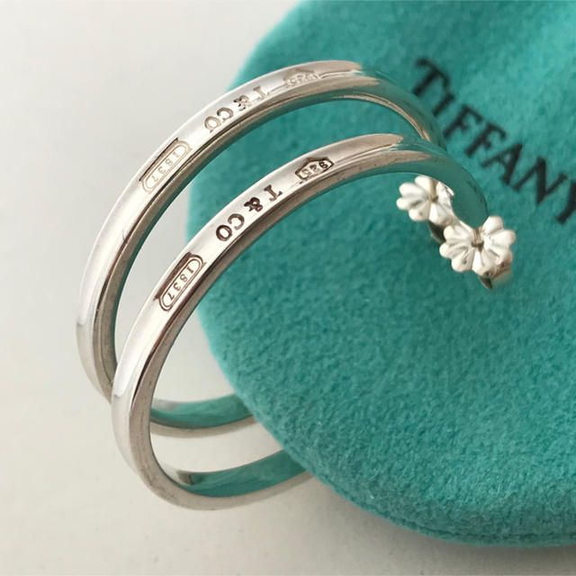 Tiffany ラージ1837™ フープ ピアス