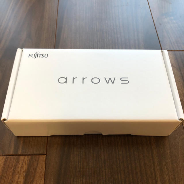 富士通(フジツウ)の【新品】Arrows RX ホワイト【SIMフリー】 スマホ/家電/カメラのスマートフォン/携帯電話(スマートフォン本体)の商品写真