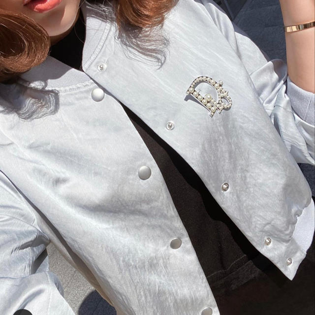 シェリエ　サテンブルゾン　シルバー レディースのジャケット/アウター(ブルゾン)の商品写真