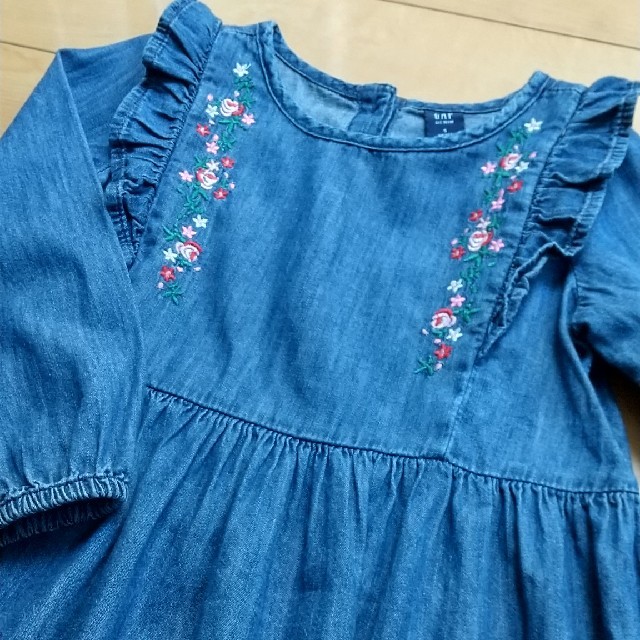 GAP Kids(ギャップキッズ)のGAP デニムワンピース 110 キッズ/ベビー/マタニティのキッズ服女の子用(90cm~)(ワンピース)の商品写真