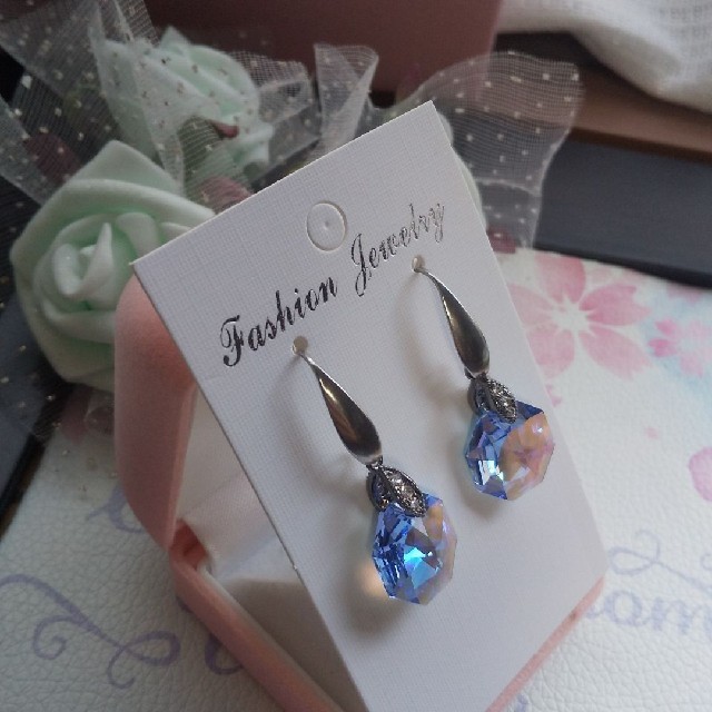 SWAROVSKI - 388.レアカラースワロのピアスの通販 by Luna(^-^)'s shop