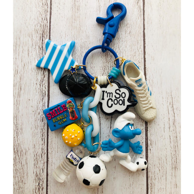 サッカーやろうぜ♪ スマーフくん⭐︎ ジャラジャラ　キーホルダー エンタメ/ホビーのおもちゃ/ぬいぐるみ(キャラクターグッズ)の商品写真