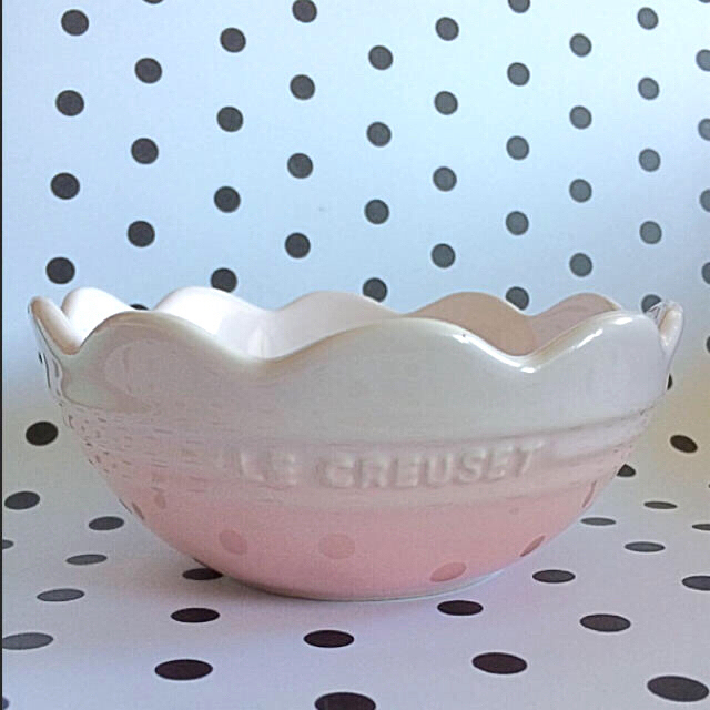 割引コーLE CREUSET ♡ルクルーゼ フリルボール 14cm メレンゲ ピンク グリーン ボウルの通販 by Nina✩︎‧₊'s  shop｜ルクルーゼならラクマ食器