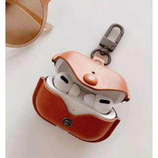 AirPods PRO レザーケース／ブラウン カラビナ付き(ヘッドフォン/イヤフォン)