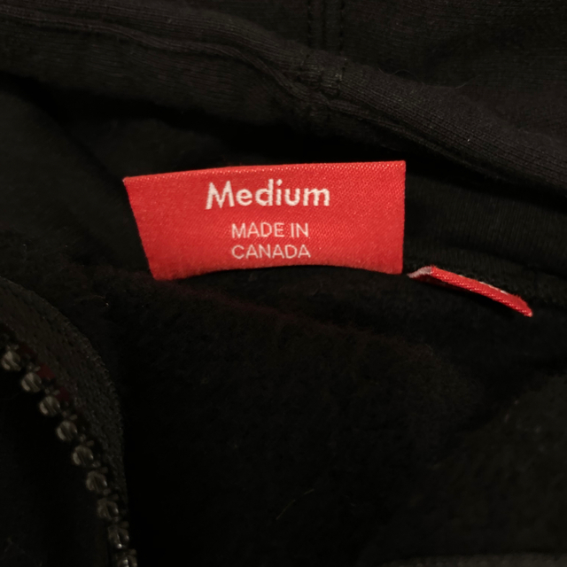 低価新品 Supreme - supreme text stripe zip up hoodie M パーカーの
