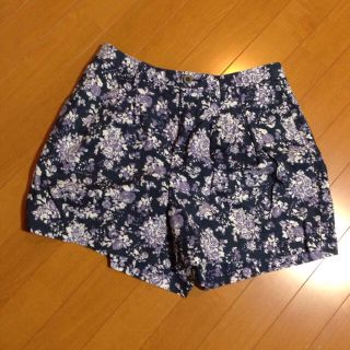 ユニクロ(UNIQLO)の花柄ショートパンツ(ハーフパンツ)