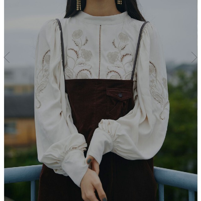 Ameri VINTAGE(アメリヴィンテージ)のameri vintage LADY EMBROIDERY PUFF BLOUS レディースのトップス(シャツ/ブラウス(長袖/七分))の商品写真