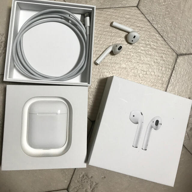 Apple(アップル)のエアポッズ 1世代　AirPods  スマホ/家電/カメラのオーディオ機器(ヘッドフォン/イヤフォン)の商品写真