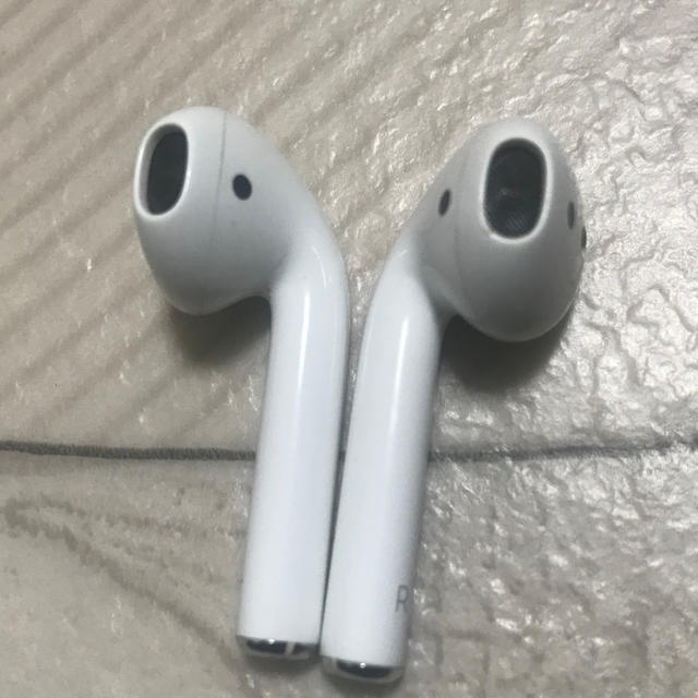 Apple(アップル)のエアポッズ 1世代　AirPods  スマホ/家電/カメラのオーディオ機器(ヘッドフォン/イヤフォン)の商品写真