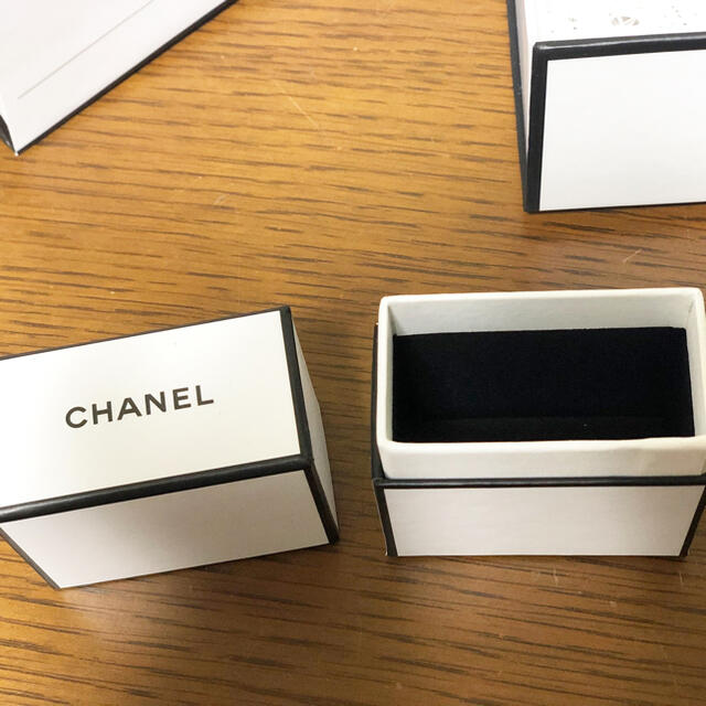 CHANEL 空箱2個と紙袋小 おまけ付き CHANEL 空箱2個と紙袋小 おまけ付き