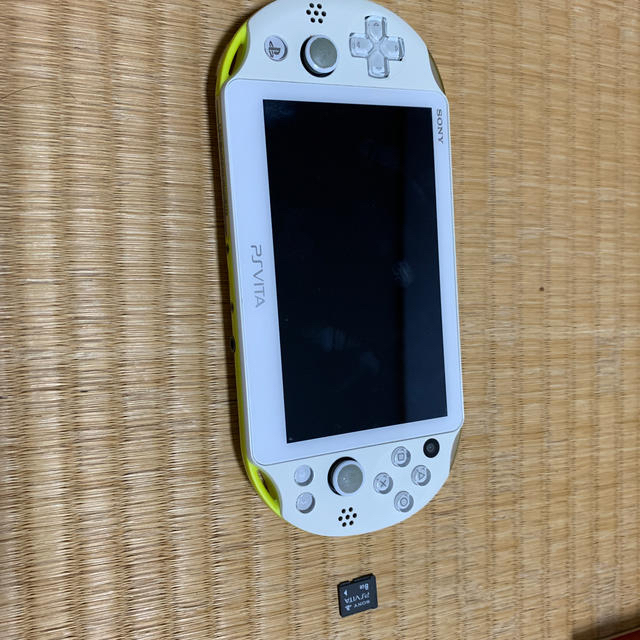 PlayStation®Vita　PCH-2000、8GBメモリーカード