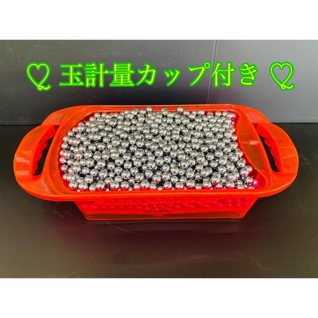 ꙳★*゜パチンコ玉   約1,800球 ドル箱・玉計量カップ付き ꙳★*゜ エンタメ/ホビーのテーブルゲーム/ホビー(パチンコ/パチスロ)の商品写真