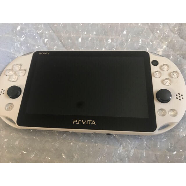 PlayStation Vita(プレイステーションヴィータ)のPlayStationVITA PCH2000 PSVITA 32Gメモカ付 エンタメ/ホビーのゲームソフト/ゲーム機本体(携帯用ゲーム機本体)の商品写真