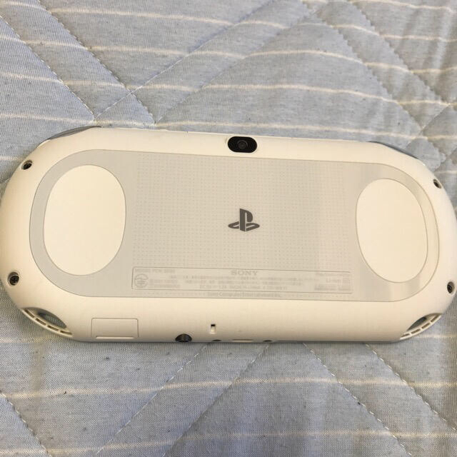 PlayStation Vita(プレイステーションヴィータ)のPlayStationVITA PCH2000 PSVITA 32Gメモカ付 エンタメ/ホビーのゲームソフト/ゲーム機本体(携帯用ゲーム機本体)の商品写真