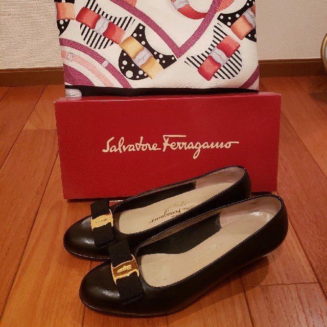 Salcatore Ferragamo VARAパンプス＆スカーフ