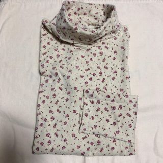 ユニクロ(UNIQLO)の美品★UNIQLO タートルTシャツ　ベージュ×ボルドー系小花(Tシャツ(長袖/七分))