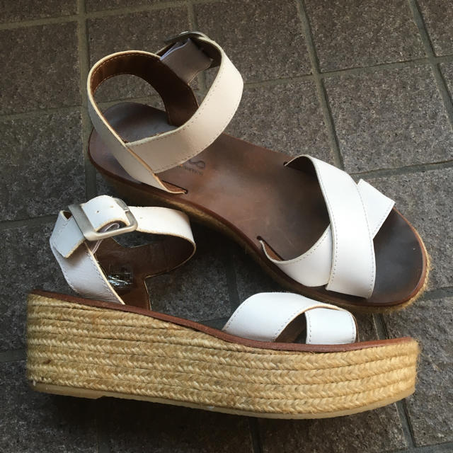 INED(イネド)のINED 白 サンダル  レディースの靴/シューズ(サンダル)の商品写真