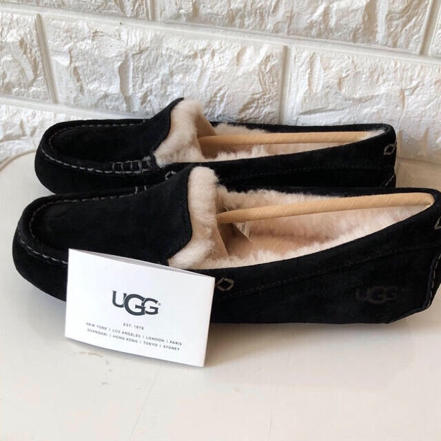 UGG(アグ)のUGG アンスレー アグ ムートン モカシン ブラック US8 25センチ レディースの靴/シューズ(スリッポン/モカシン)の商品写真