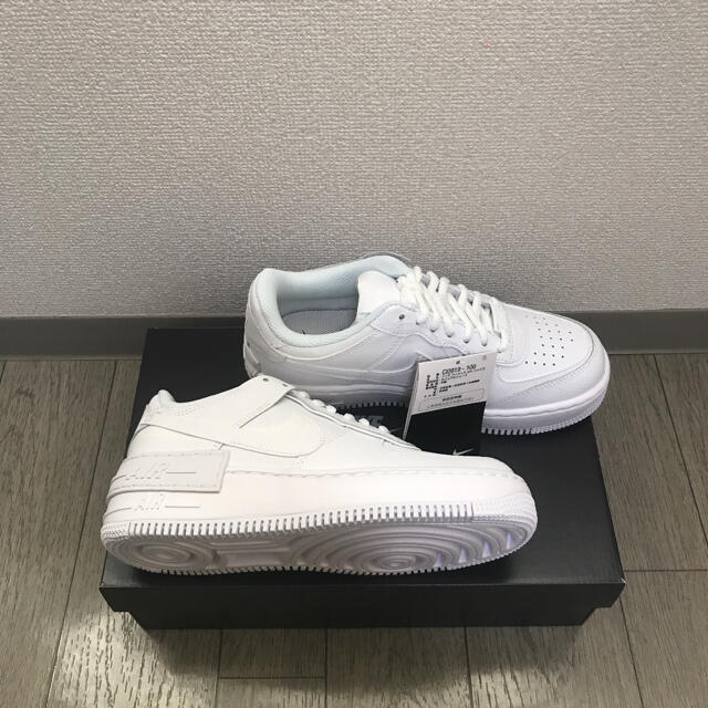 NIKE(ナイキ)のナイキ　ウィメンズ  エアフォース1 シャドウ　厚底　ホワイト　白　24.0cm レディースの靴/シューズ(スニーカー)の商品写真