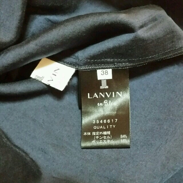 LANVIN en Bleu(ランバンオンブルー)の新品ランバンオンブルー 袖フリルブラウス レディースのトップス(シャツ/ブラウス(半袖/袖なし))の商品写真